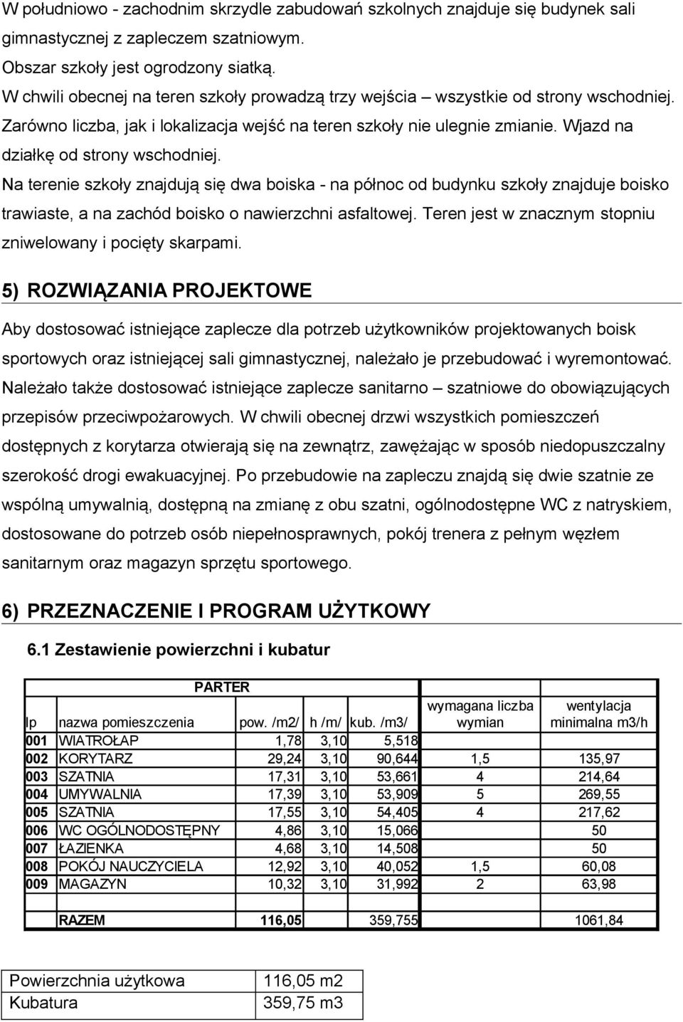 Wjazd na działkę od strony wschodniej. Na terenie szkoły znajdują się dwa boiska - na północ od budynku szkoły znajduje boisko trawiaste, a na zachód boisko o nawierzchni asfaltowej.