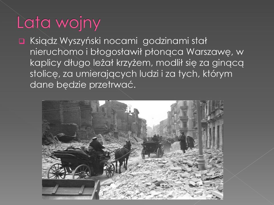 krzyżem, modlił się za ginącą stolicę, za