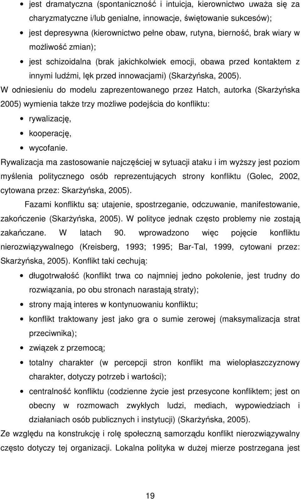 W odniesieniu do modelu zaprezentowanego przez Hatch, autorka (SkarŜyńska 2005) wymienia takŝe trzy moŝliwe podejścia do konfliktu: rywalizację, kooperację, wycofanie.