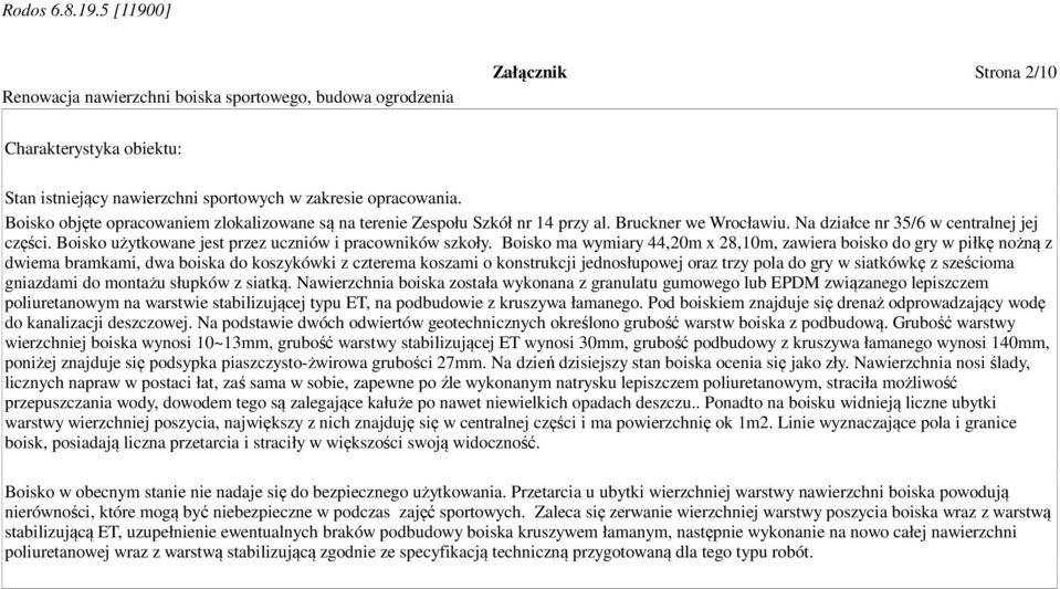 Boisko ma wymiary 44,20m x 28,10m, zawiera boisko do gry w piłkę nożną z dwiema bramkami, dwa boiska do koszykówki z czterema koszami o konstrukcji jednosłupowej oraz trzy pola do gry w siatkówkę z