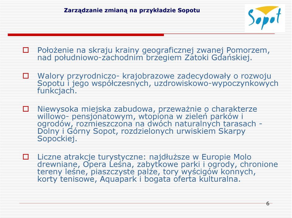 Niewysoka miejska zabudowa, przeważnie o charakterze willowo- pensjonatowym, wtopiona w zieleń parków i ogrodów, rozmieszczona na dwóch naturalnych tarasach - Dolny i