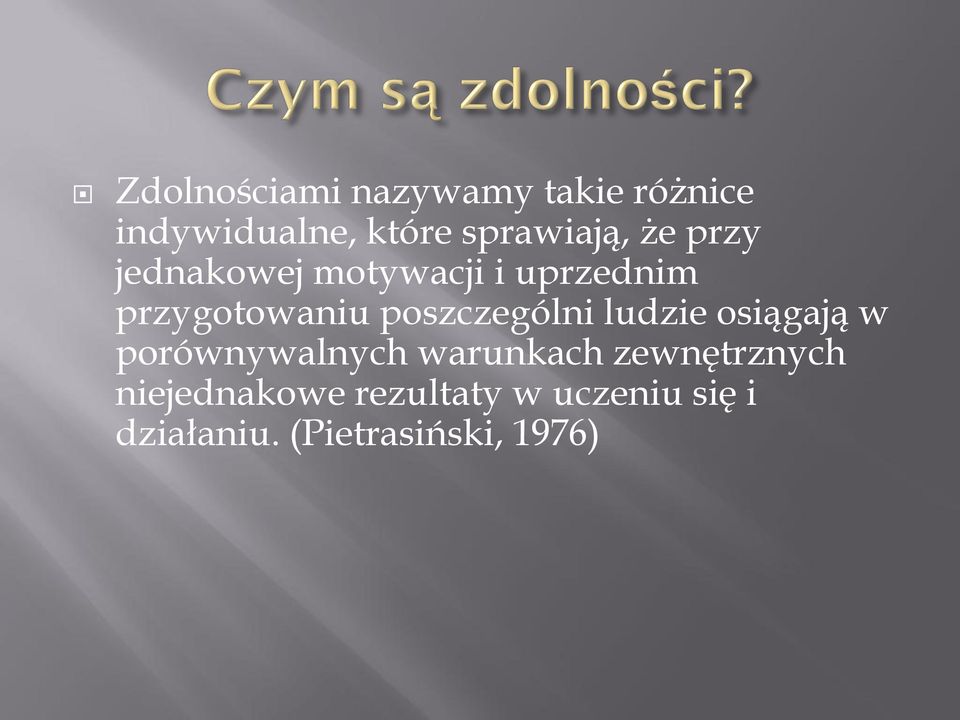 poszczególni ludzie osiągają w porównywalnych warunkach