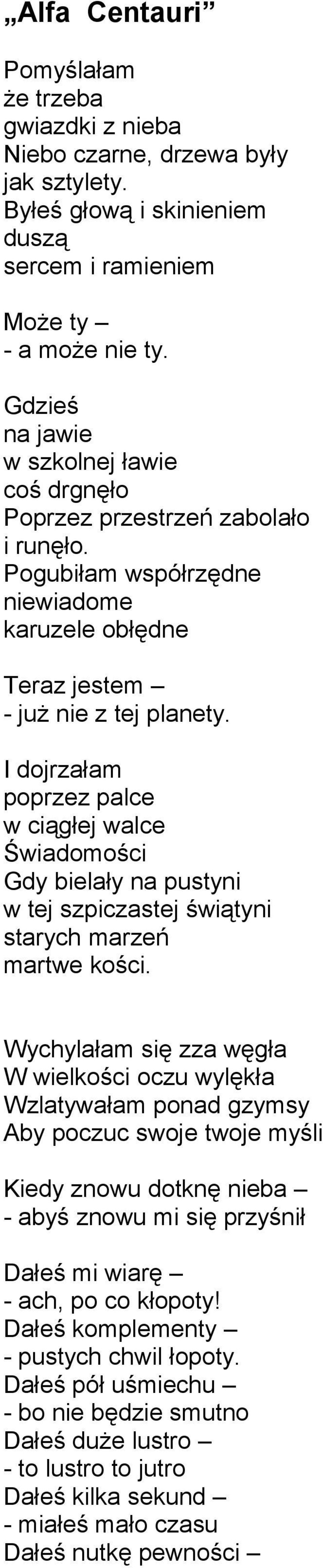 I dojrzałam poprzez palce w ciągłej walce Świadomości Gdy bielały na pustyni w tej szpiczastej świątyni starych marzeń martwe kości.