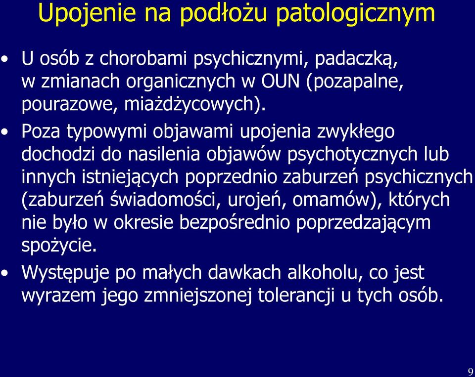 Poza typowymi objawami upojenia zwykłego dochodzi do nasilenia objawów psychotycznych lub innych istniejących poprzednio