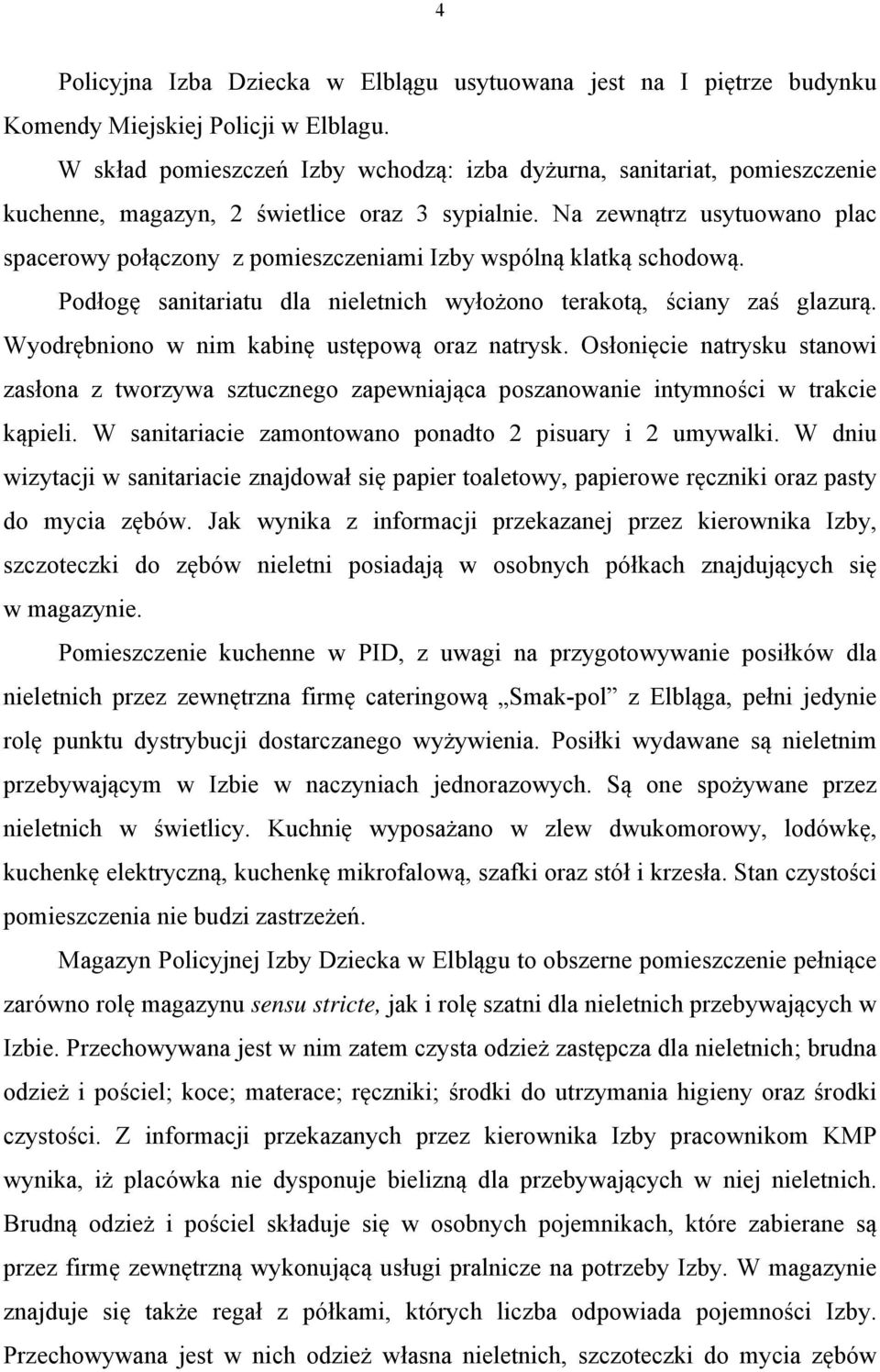 Na zewnątrz usytuowano plac spacerowy połączony z pomieszczeniami Izby wspólną klatką schodową. Podłogę sanitariatu dla nieletnich wyłożono terakotą, ściany zaś glazurą.