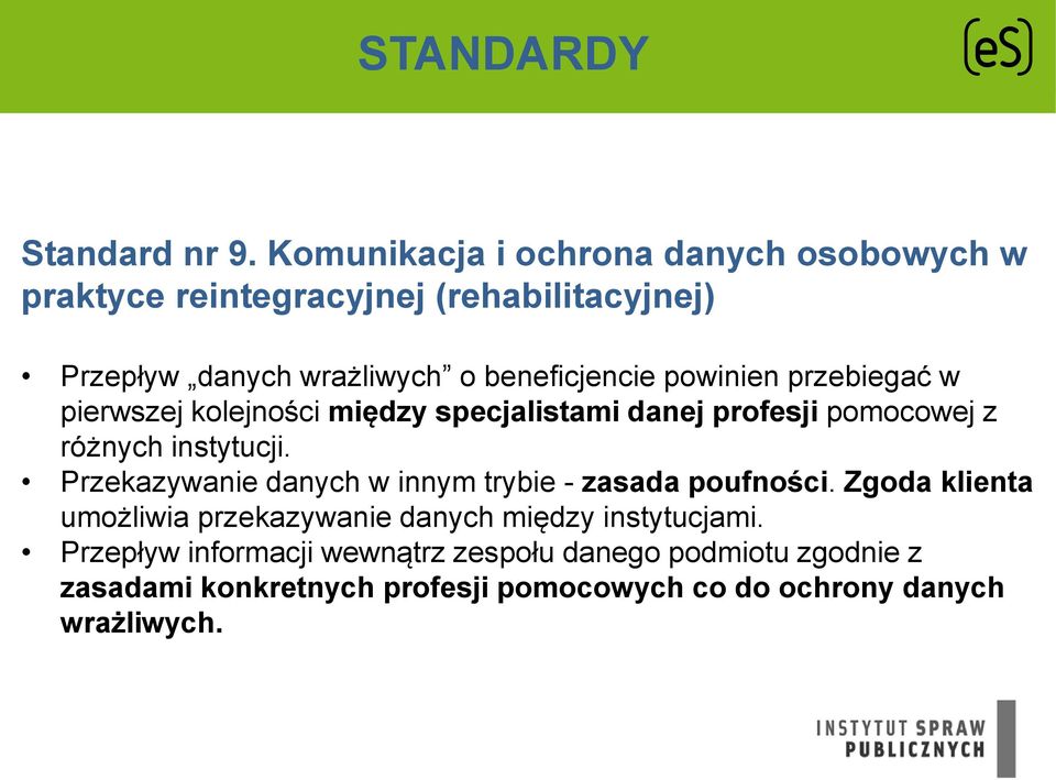 powinien przebiegać w pierwszej kolejności między specjalistami danej profesji pomocowej z różnych instytucji.