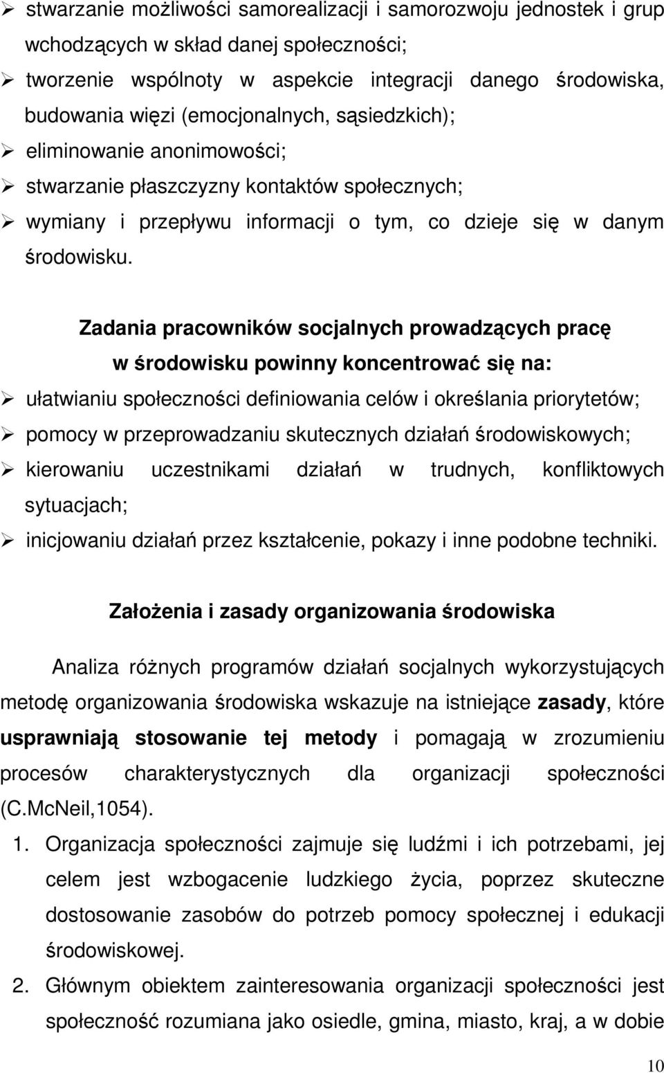 Zadania pracowników socjalnych prowadzących pracę w środowisku powinny koncentrować się na: ułatwianiu społeczności definiowania celów i określania priorytetów; pomocy w przeprowadzaniu skutecznych