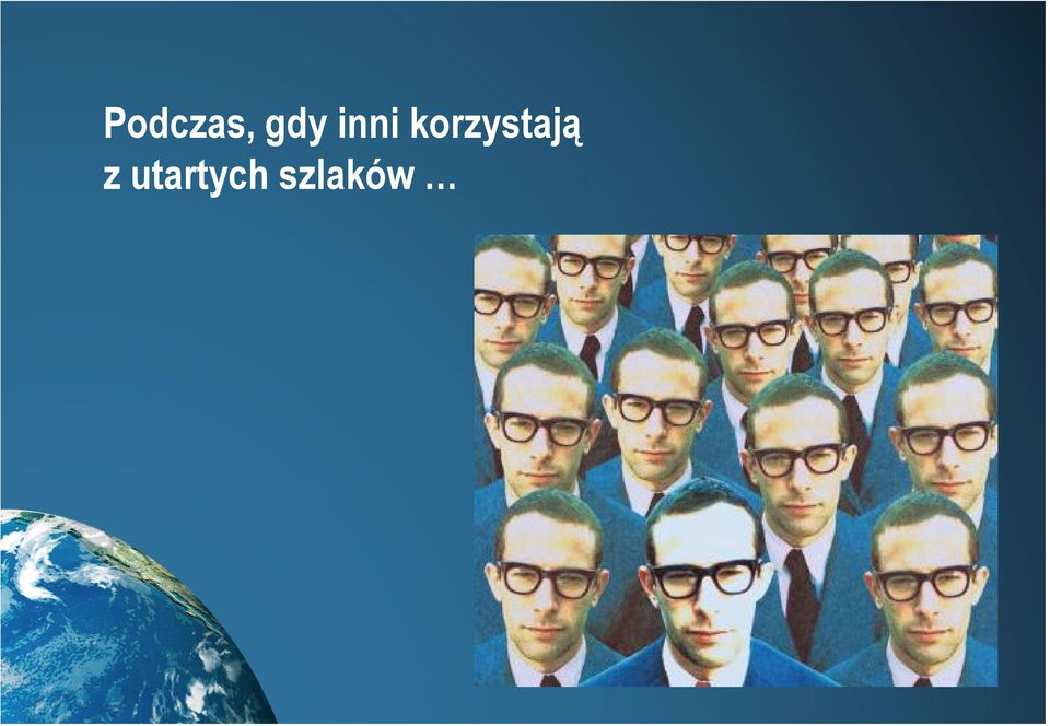 korzystają