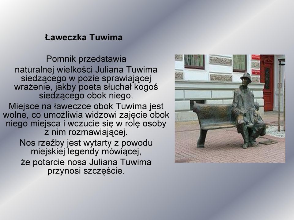 Miejsce na ławeczce obok Tuwima jest wolne, co umożliwia widzowi zajęcie obok niego miejsca i wczucie