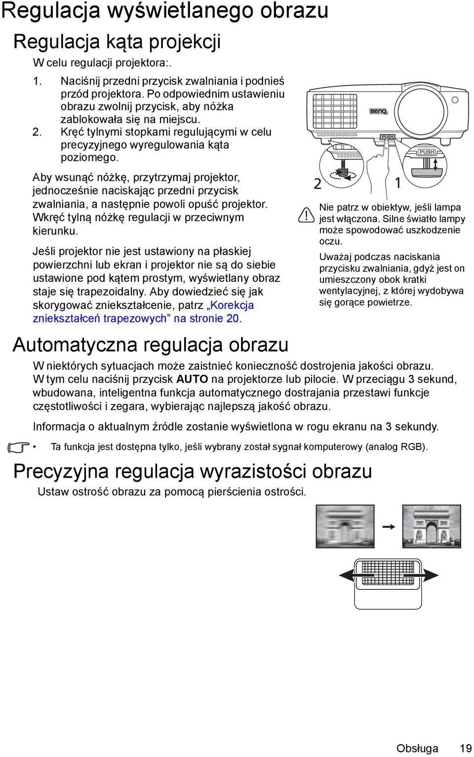 Aby wsunąć nóżkę, przytrzymaj projektor, jednocześnie naciskając przedni przycisk zwalniania, a następnie powoli opuść projektor. Wkręć tylną nóżkę regulacji w przeciwnym kierunku.