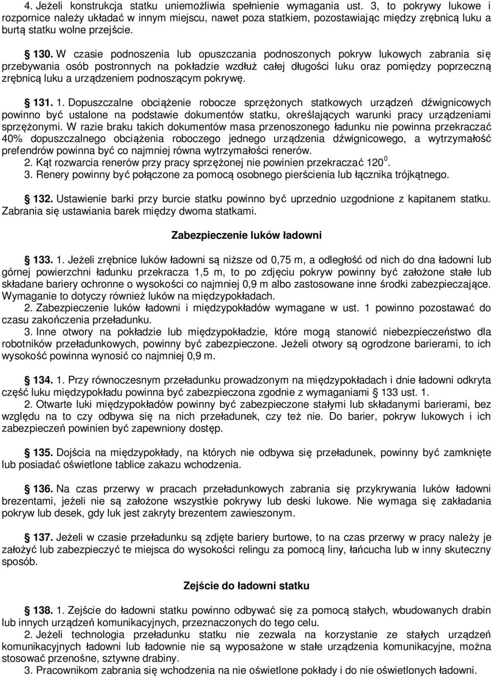 W czasie podnoszenia lub opuszczania podnoszonych pokryw lukowych zabrania się przebywania osób postronnych na pokładzie wzdłuż całej długości luku oraz pomiędzy poprzeczną zrębnicą luku a