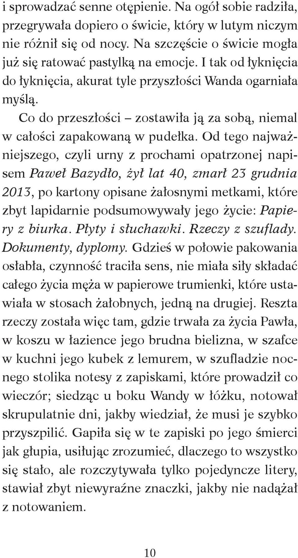 Od tego najważniejszego, czyli urny z prochami opatrzonej napisem Paweł Bazydło, żył lat 40, zmarł 23 grudnia 2013, po kartony opisane żałosnymi metkami, które zbyt lapidarnie podsumowywały jego