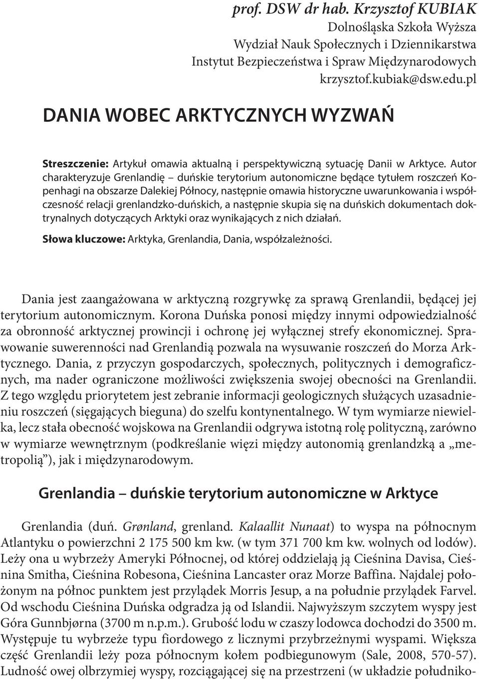 Autor charakteryzuje Grenlandię duńskie terytorium autonomiczne będące tytułem roszczeń Kopenhagi na obszarze Dalekiej Północy, następnie omawia historyczne uwarunkowania i współczesność relacji