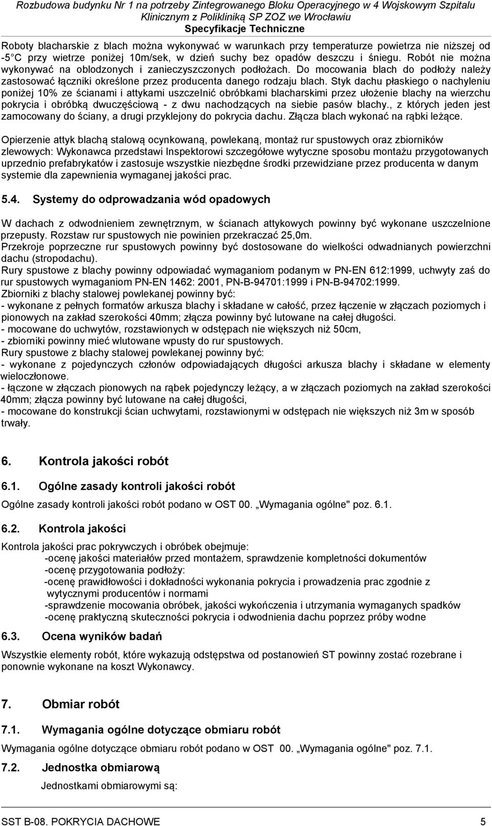 Styk dachu płaskiego o nachyleniu poniżej 10% ze ścianami i attykami uszczelnić obróbkami blacharskimi przez ułożenie blachy na wierzchu pokrycia i obróbką dwuczęściową - z dwu nachodzących na siebie