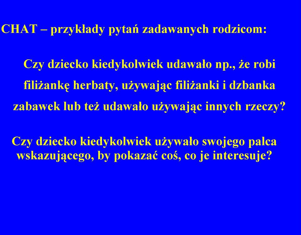 , że robi filiżankę herbaty, używając filiżanki i dzbanka zabawek lub