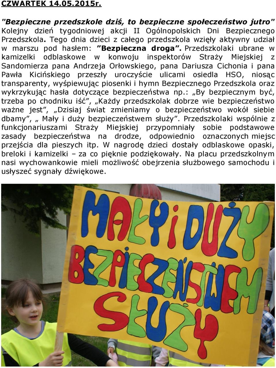 Przedszkolaki ubrane w kamizelki odblaskowe w konwoju inspektorów Straży Miejskiej z Sandomierza pana Andrzeja Orłowskiego, pana Dariusza Cichonia i pana Pawła Kicińskiego przeszły uroczyście ulicami