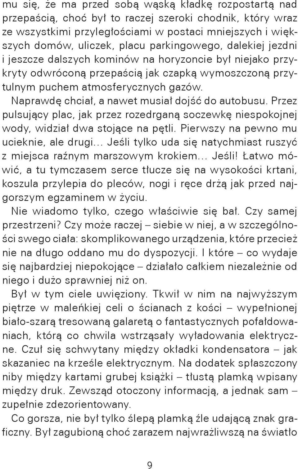 Naprawdę chciał, a nawet musiał dojść do autobusu. Przez pulsujący plac, jak przez rozedrganą soczewkę niespokojnej wody, widział dwa stojące na pętli.