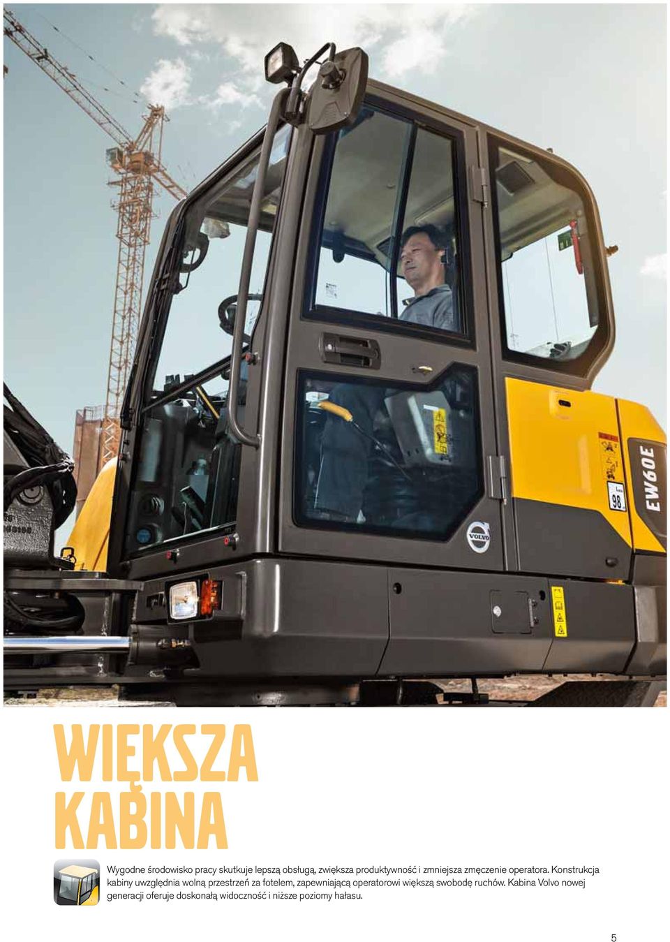 Konstrukcja kabiny uwzględnia wolną przestrzeń za fotelem, zapewniającą
