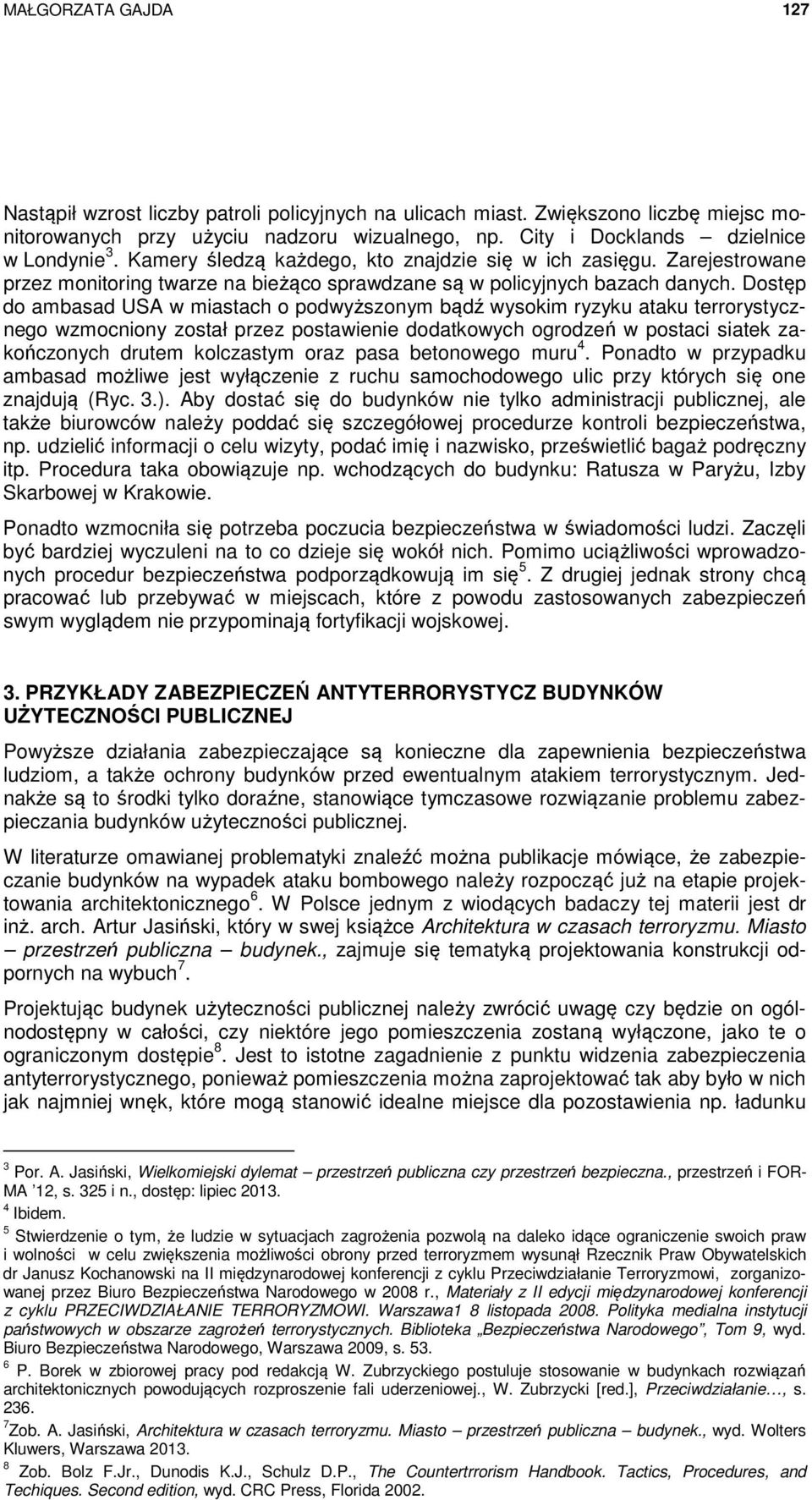 Dostęp do ambasad USA w miastach o podwyższonym bądź wysokim ryzyku ataku terrorystycznego wzmocniony został przez postawienie dodatkowych ogrodzeń w postaci siatek zakończonych drutem kolczastym