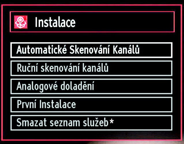 Instalace Na dálkovém ovladači stiskněte tlačítko MENU a s pomocí tlačítek nebo vyberte Instalaci. Stiskněte OK a zobrazí se následující obrazovka.