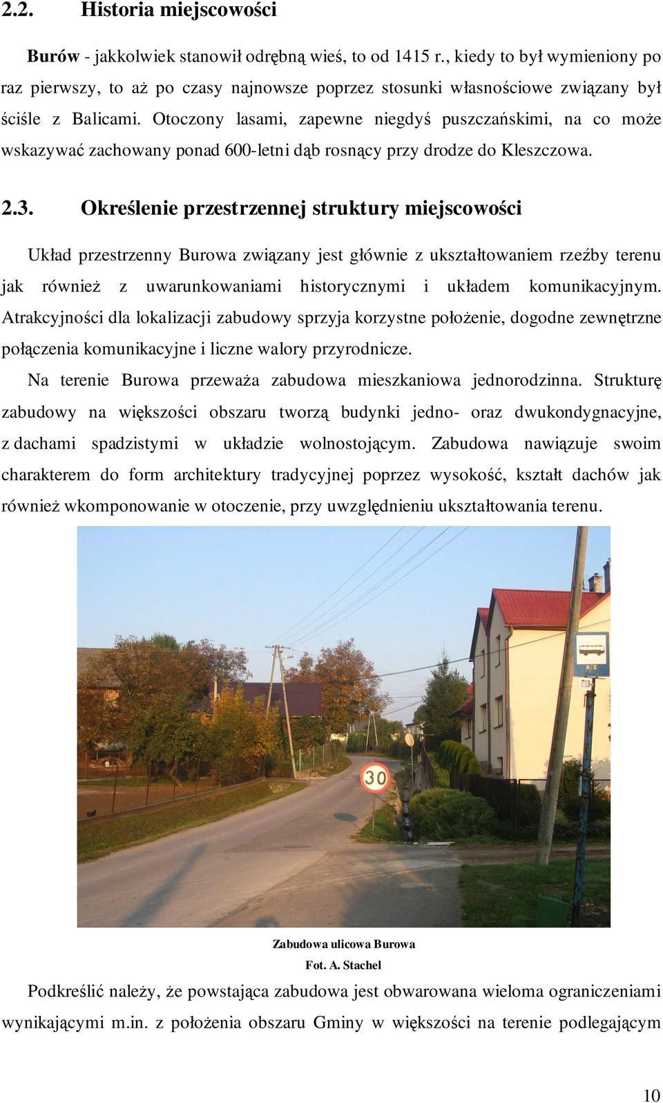 Otoczony lasami, zapewne niegdyś puszczańskimi, na co moŝe wskazywać zachowany ponad 600-letni dąb rosnący przy drodze do Kleszczowa. 2.3.