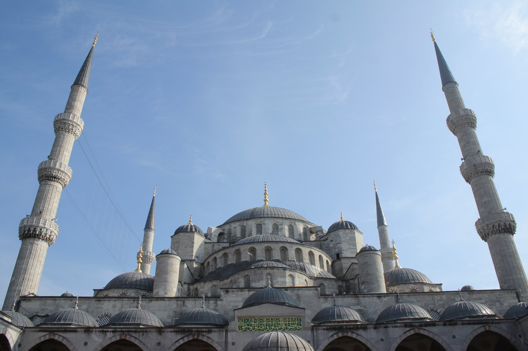 ATRAKCJE ZWIEDZANIE STAMBUŁU W Stambule znajduje się wiele słynnych budowli zarówno świeckich, jak i sakralnych.