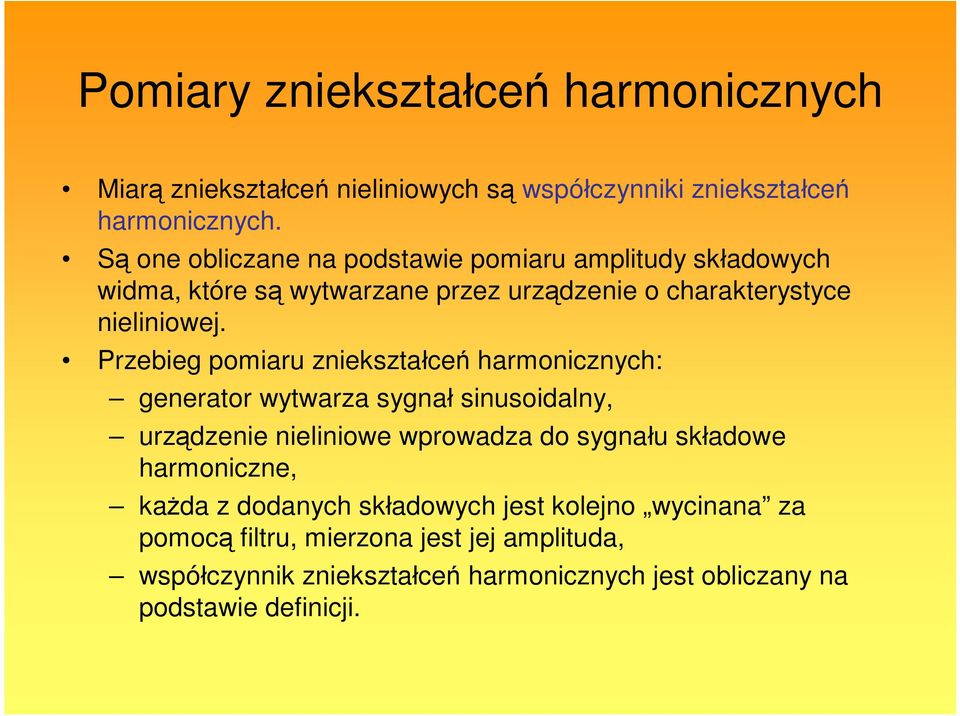 Przebieg pomiaru zniekształceń harmonicznych: generator wytwarza sygnał sinusoidalny, urządzenie nieliniowe wprowadza do sygnału składowe