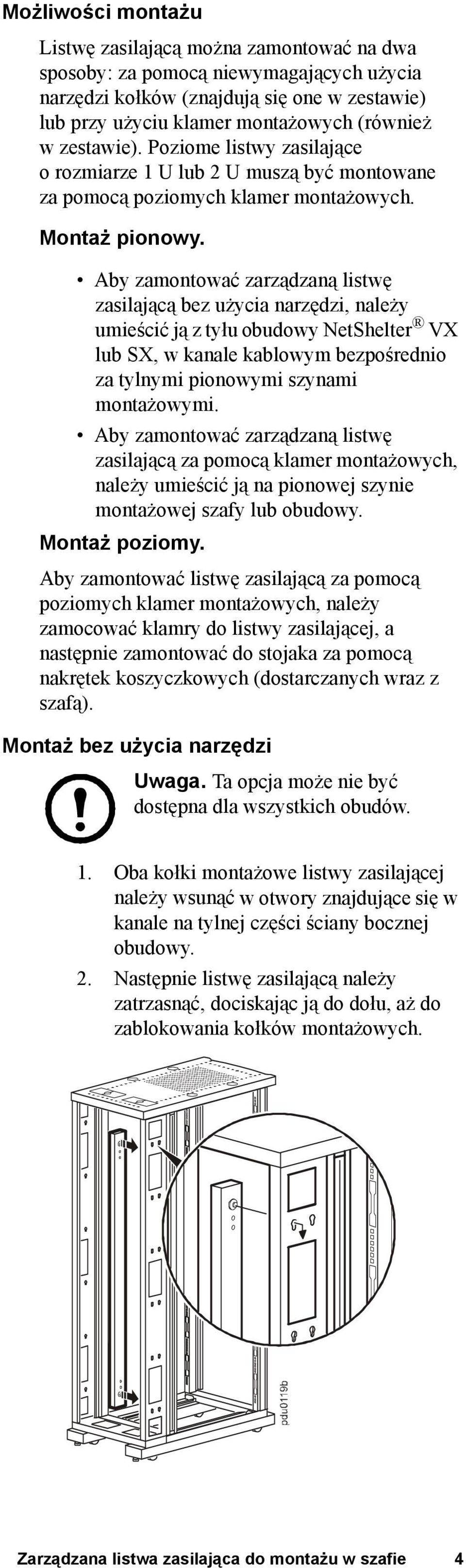 Aby zamontować zarządzaną listwę zasilającą bez użycia narzędzi, należy umieścić ją z tyłu obudowy NetShelter VX lub SX, w kanale kablowym bezpośrednio za tylnymi pionowymi szynami montażowymi.