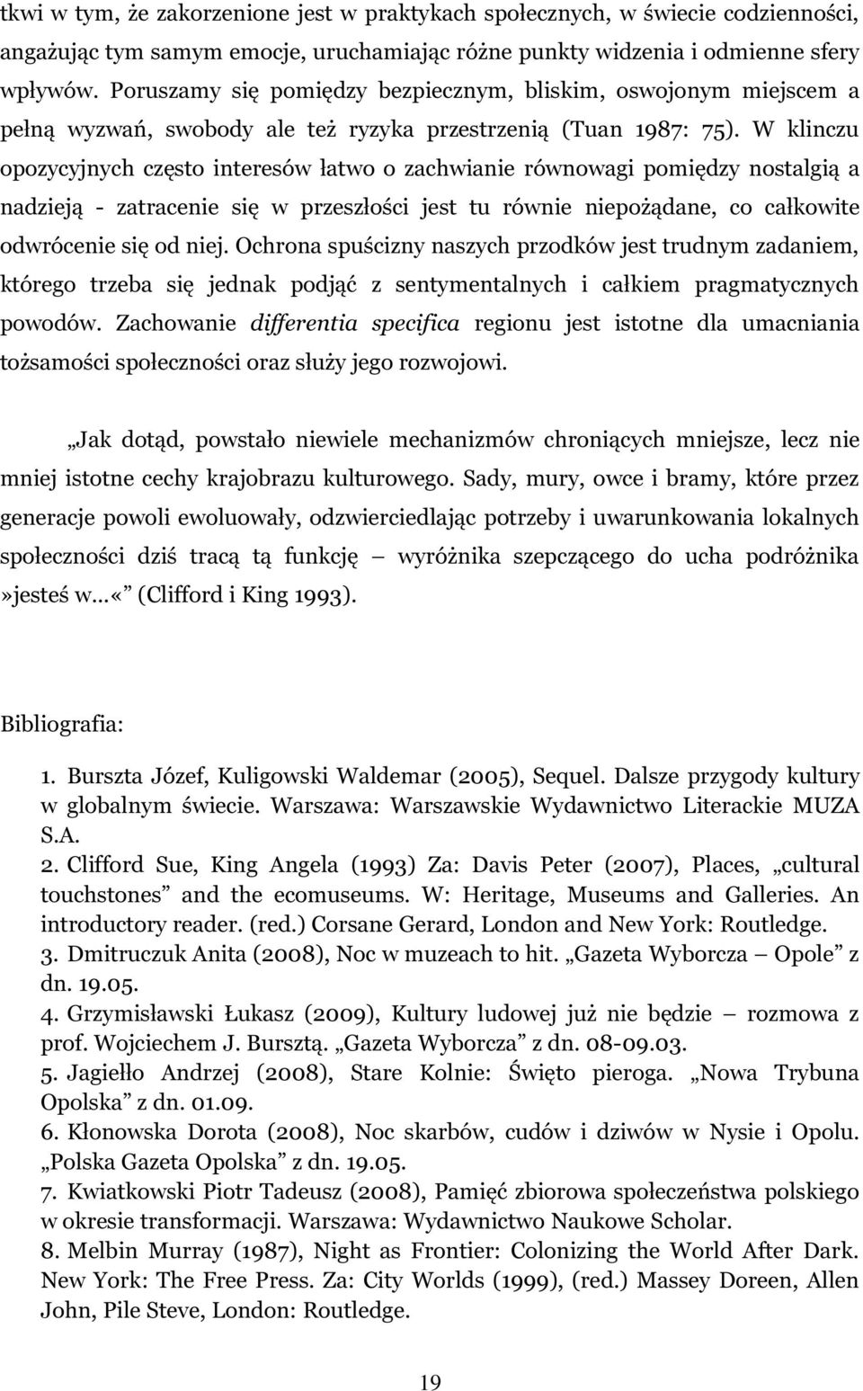 W klinczu opozycyjnych często interesów łatwo o zachwianie równowagi pomiędzy nostalgią a nadzieją - zatracenie się w przeszłości jest tu równie niepożądane, co całkowite odwrócenie się od niej.