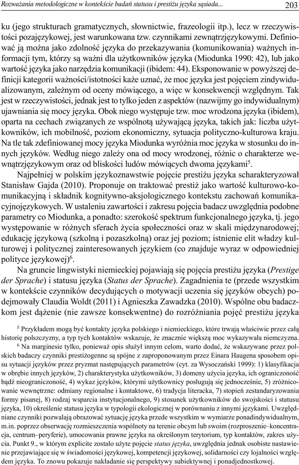 Definio - wać ją można jako zdolność języka do przekazywania (komunikowania) ważnych in - formacji tym, którzy są ważni dla użytkowników języka (Miodunka 1990: 42), lub jako wartość języka jako