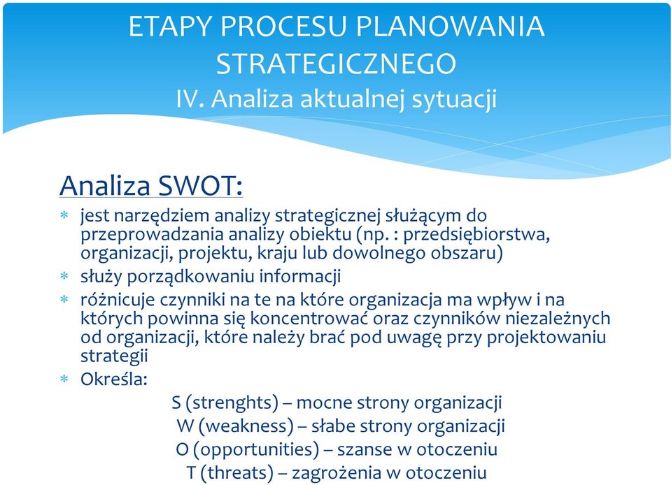 organizacja ma wpływ i na których powinna się koncentrować oraz czynników niezależnych od organizacji, które należy brać pod uwagę przy