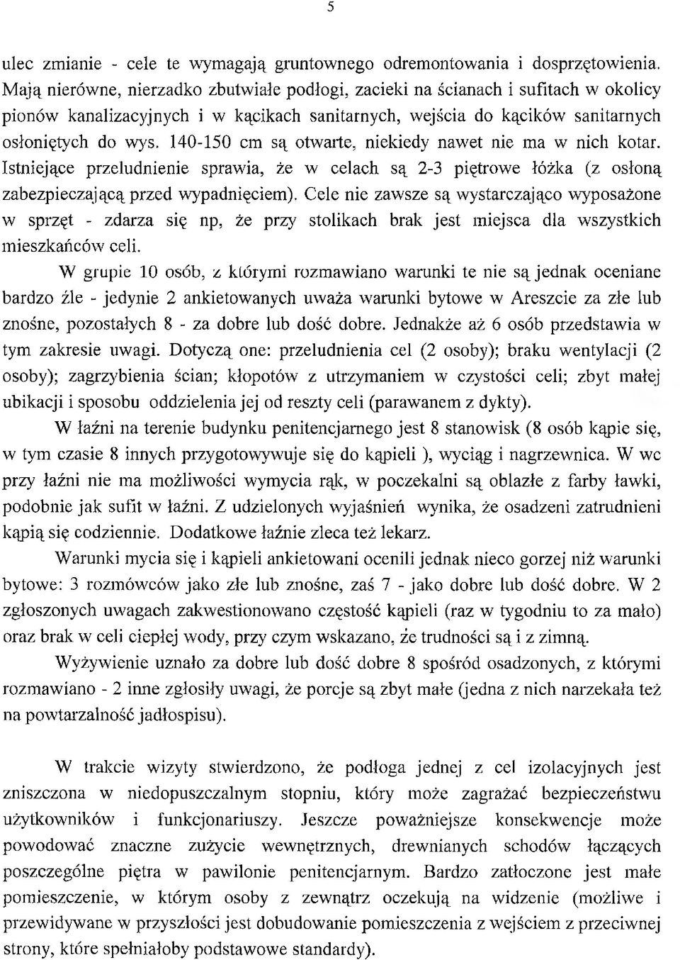 140-150 cm są otwarte, niekiedy nawet nie ma w nich kotar. Istniejące przeludnienie sprawia, że w celach są 2-3 piętrowe łóżka (z osłoną zabezpieczającą przed wypadnięciem).