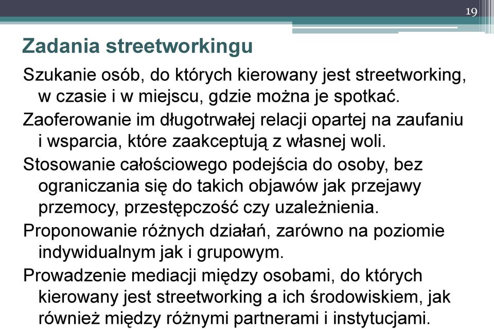 Stosowanie całościowego podejścia do osoby, bez ograniczania się do takich objawów jak przejawy przemocy, przestępczość czy uzależnienia.