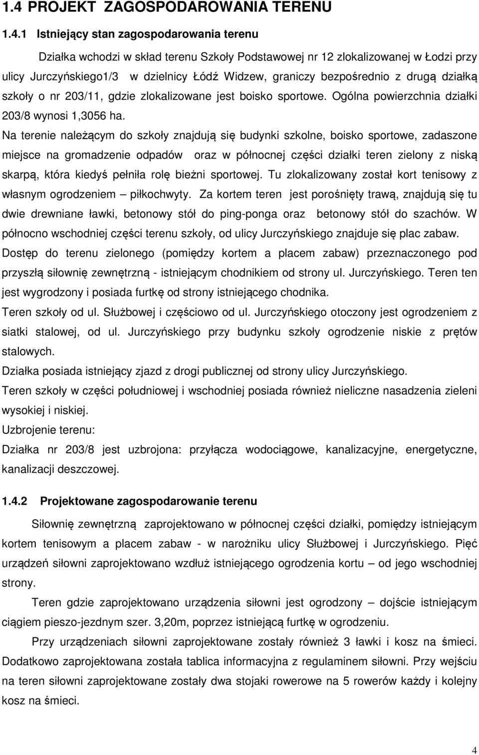 Na terenie należącym do szkoły znajdują się budynki szkolne, boisko sportowe, zadaszone miejsce na gromadzenie odpadów oraz w północnej części działki teren zielony z niską skarpą, która kiedyś