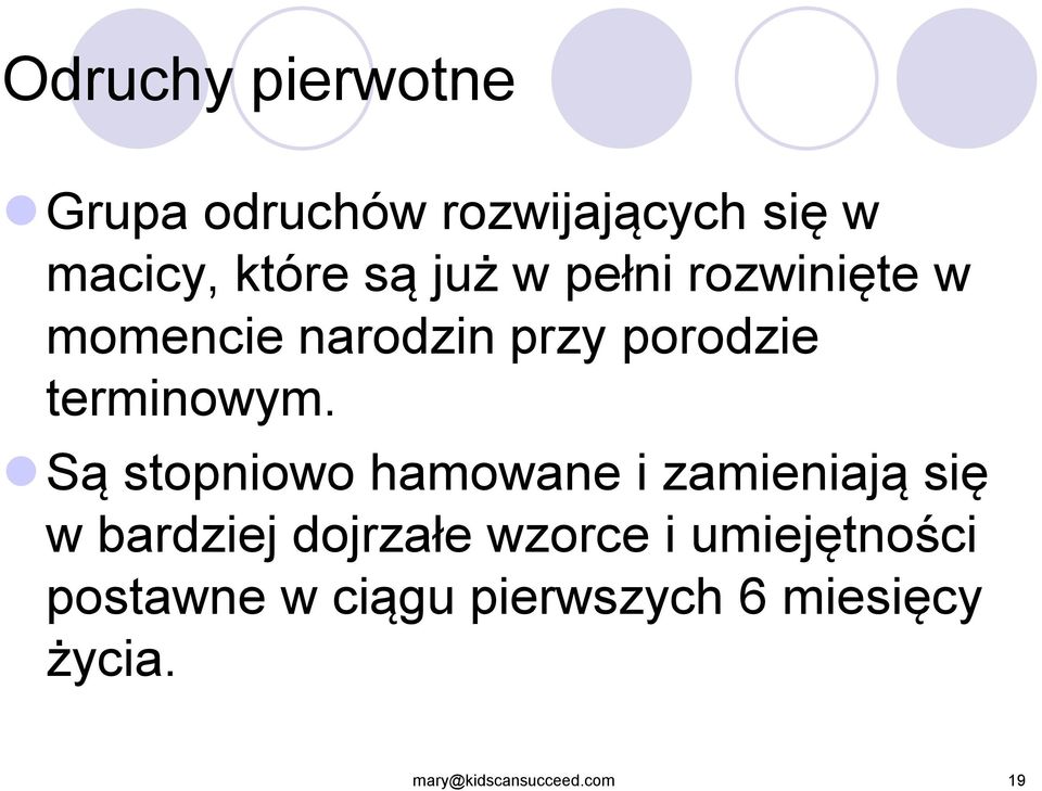 Są stopniowo hamowane i zamieniają się w bardziej dojrzałe wzorce i