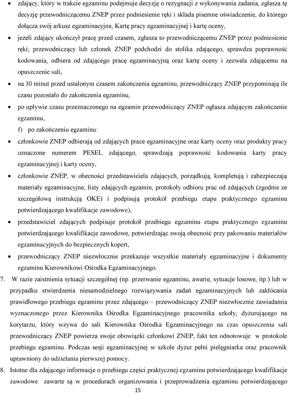 członek ZNEP podchodzi do stolika zdającego, sprawdza poprawność kodowania, odbiera od zdającego pracę egzaminacyjną oraz kartę oceny i zezwala zdającemu na opuszczenie sali, na 30 minut przed