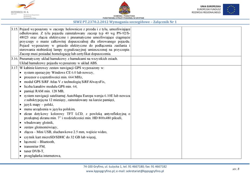 Pojazd wyposażony w gniazdo elektryczne do podłączenia zasilania i sterowania niebieskiej lampy sygnalizacyjnej umieszczonej na przyczepie.