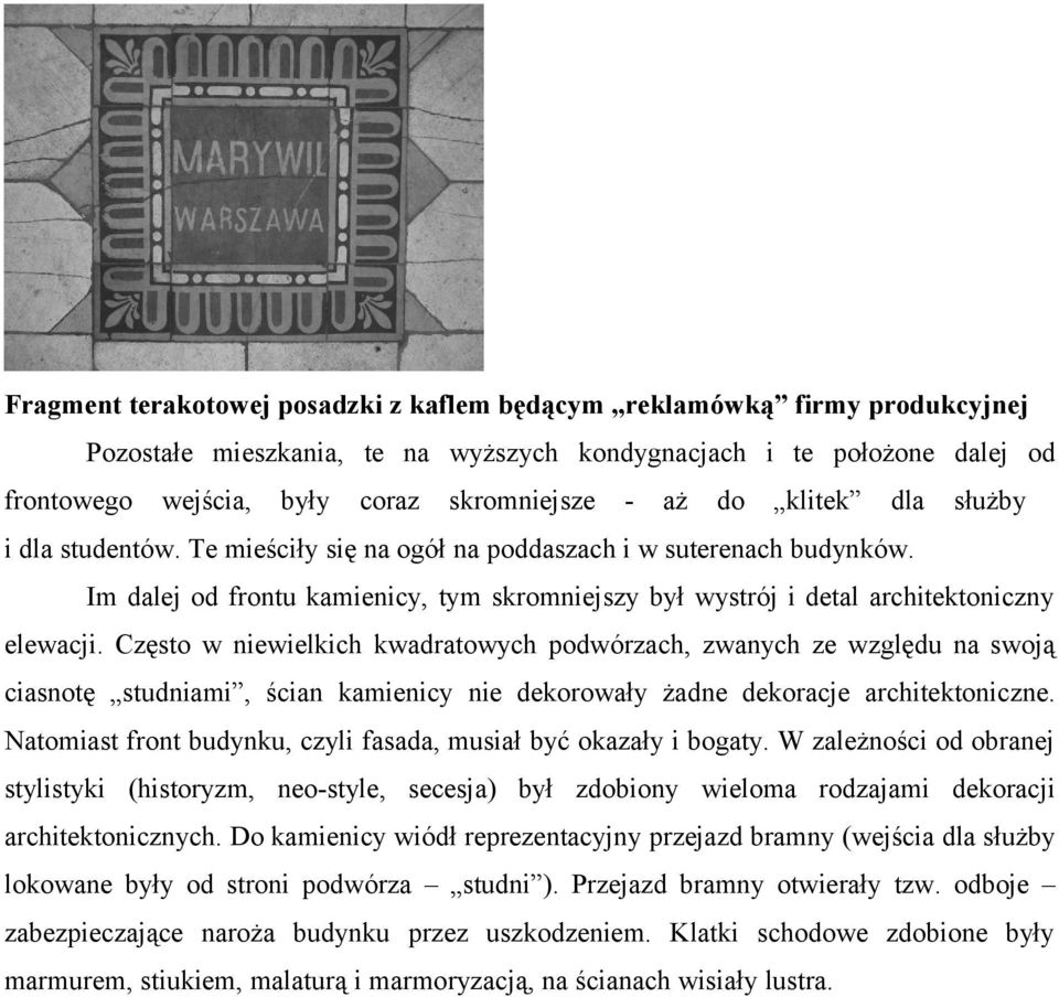 Często w niewielkich kwadratowych podwórzach, zwanych ze względu na swoją ciasnotę studniami, ścian kamienicy nie dekorowały żadne dekoracje architektoniczne.