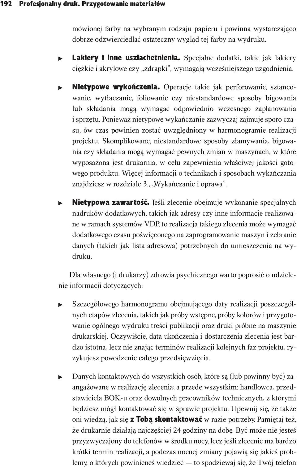 Operacje takie jak perforowanie, sztancowanie, wytłaczanie, foliowanie czy niestandardowe sposoby bigowania lub składania mogą wymagać odpowiednio wczesnego zaplanowania i sprzętu.