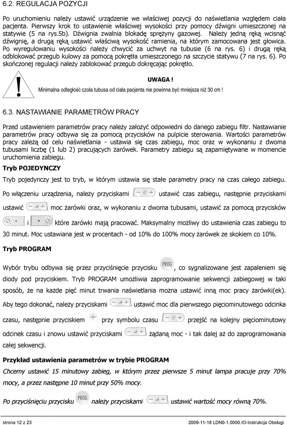 Należy jedną ręką wcisnąć dźwignię, a drugą ręką ustawić właściwą wysokość ramienia, na którym zamocowana jest głowica. Po wyregulowaniu wysokości należy chwycić za uchwyt na tubusie (6 na rys.