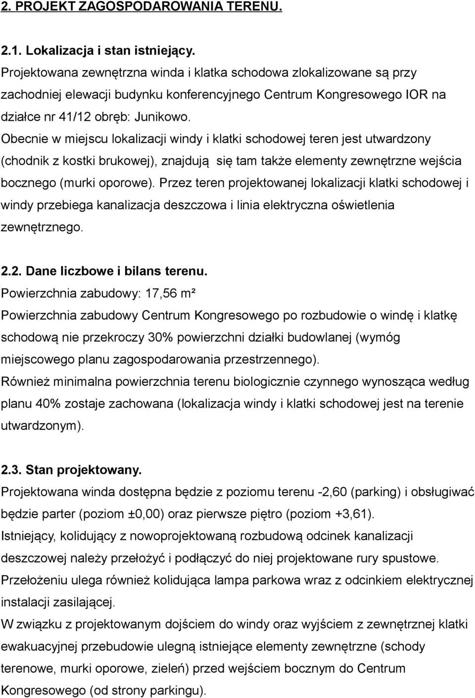 Obecnie w miejscu lokalizacji windy i klatki schodowej teren jest utwardzony (chodnik z kostki brukowej), znajdują się tam także elementy zewnętrzne wejścia bocznego (murki oporowe).