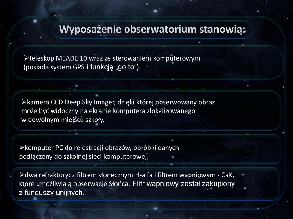 miejscu szkoły, komputer PC do rejestracji obrazów, obróbki danych podłączony do szkolnej sieci komputerowej, dwa refraktory: z