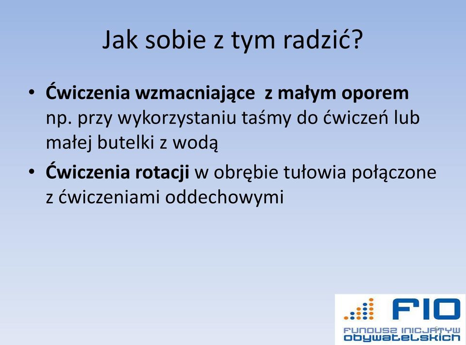 przy wykorzystaniu taśmy do ćwiczeń lub małej