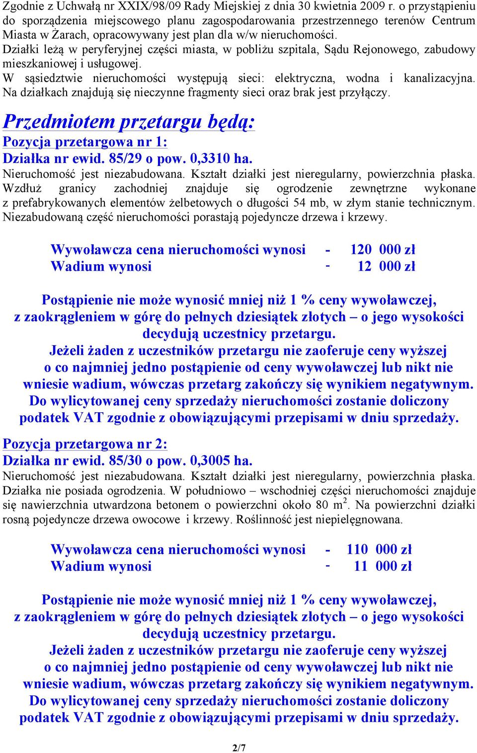 Działki leżą w peryferyjnej części miasta, w pobliżu szpitala, Sądu Rejonowego, zabudowy mieszkaniowej i usługowej. W sąsiedztwie nieruchomości występują sieci: elektryczna, wodna i kanalizacyjna.