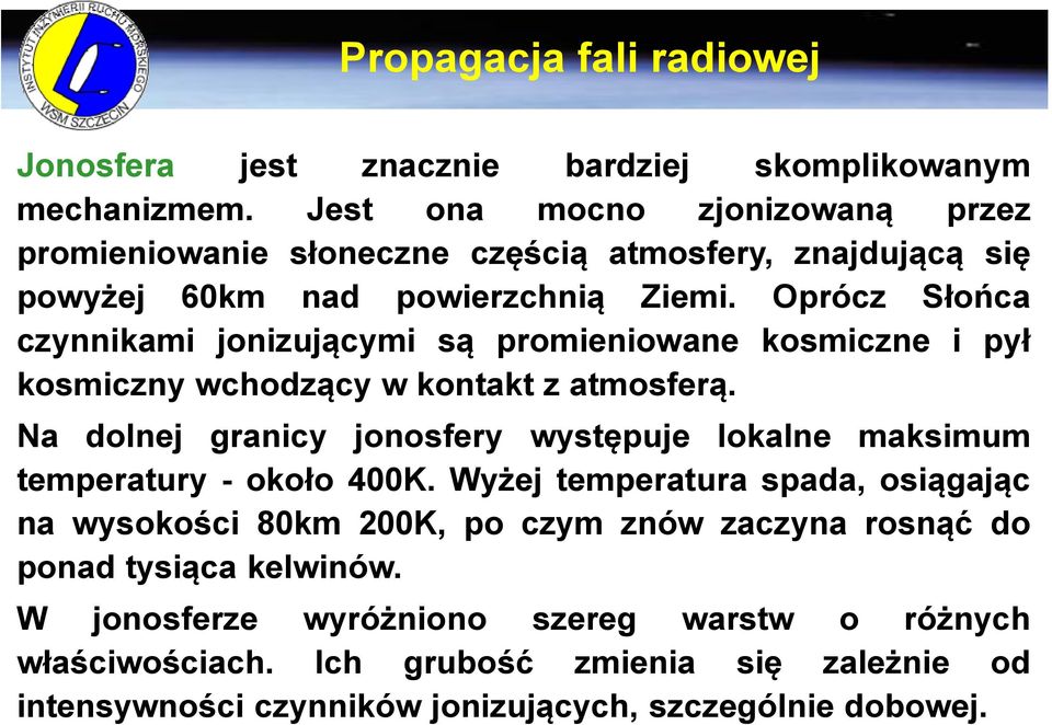 Oprócz Słońca czynnikami jonizującymi są promieniowane kosmiczne i pył kosmiczny wchodzący w kontakt z atmosferą.