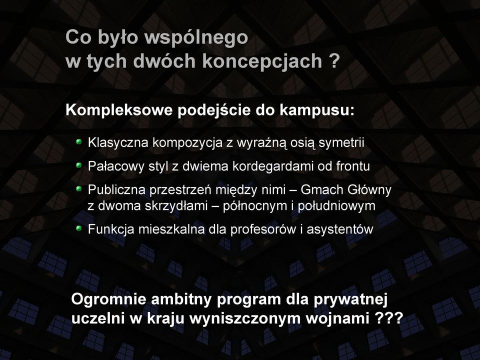 dwiema kordegardami od frontu Publiczna przestrzeń między nimi Gmach Główny z dwoma skrzydłami