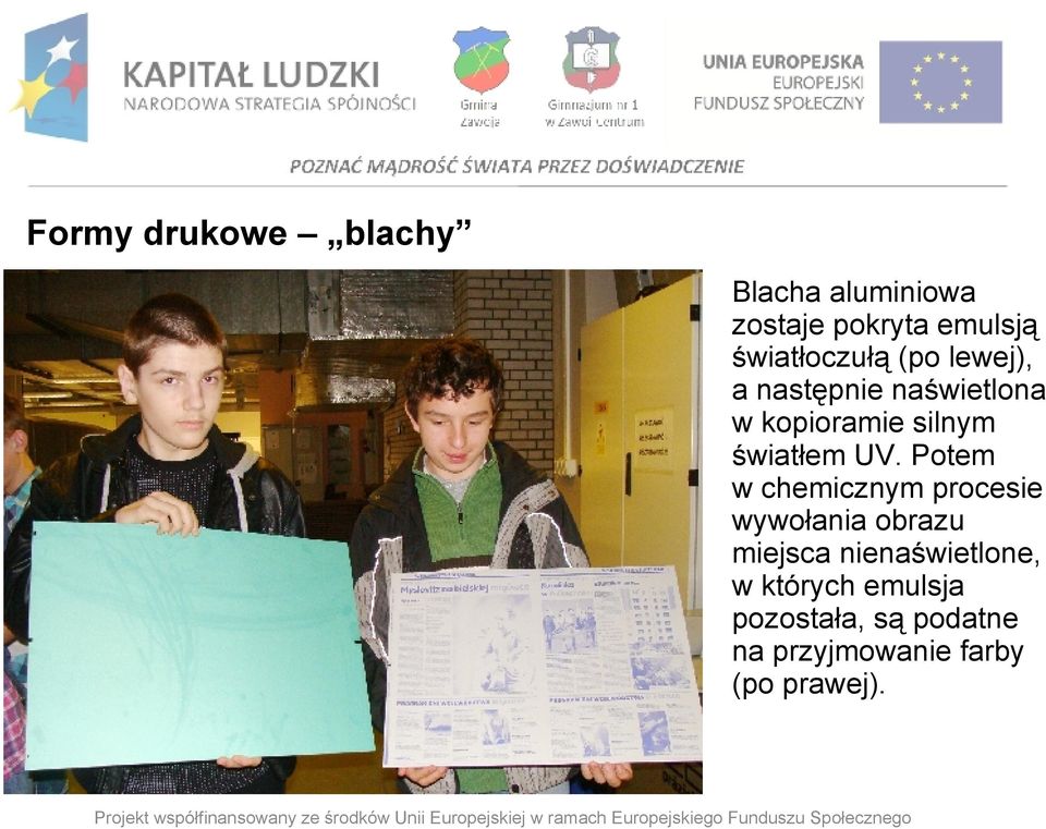 światłem UV.