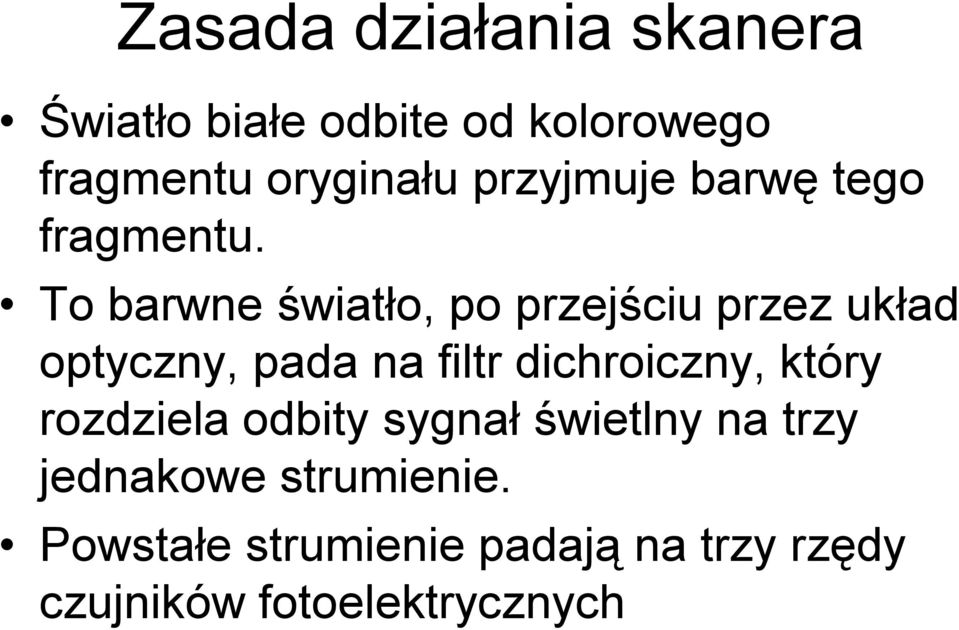 To barwne światło, po przejściu przez układ optyczny, pada na filtr dichroiczny,