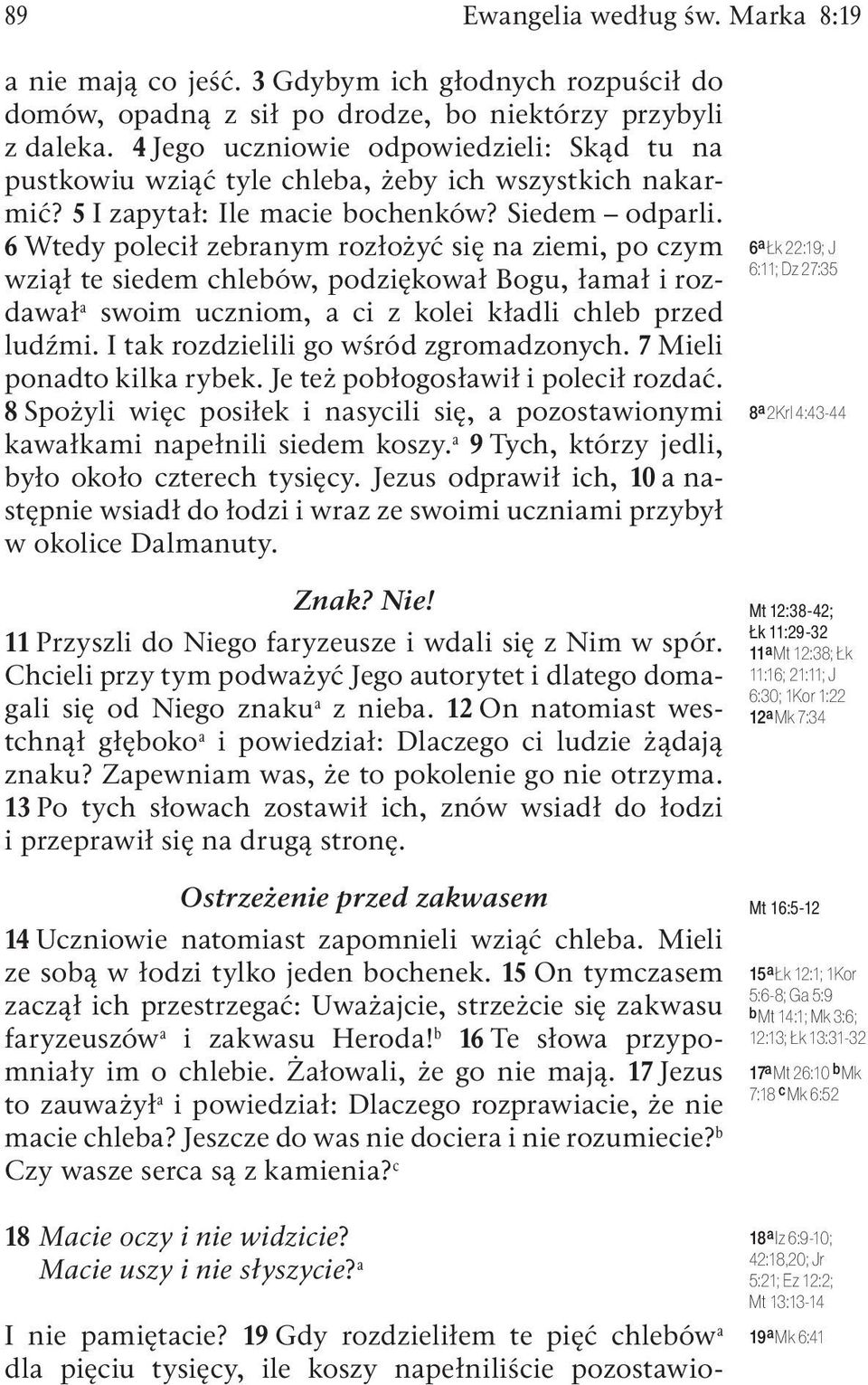 6 Wtedy polecił zebranym rozłożyć się na ziemi, po czym wziął te siedem chlebów, podziękował Bogu, łamał i rozdawał a swoim uczniom, a ci z kolei kładli chleb przed ludźmi.