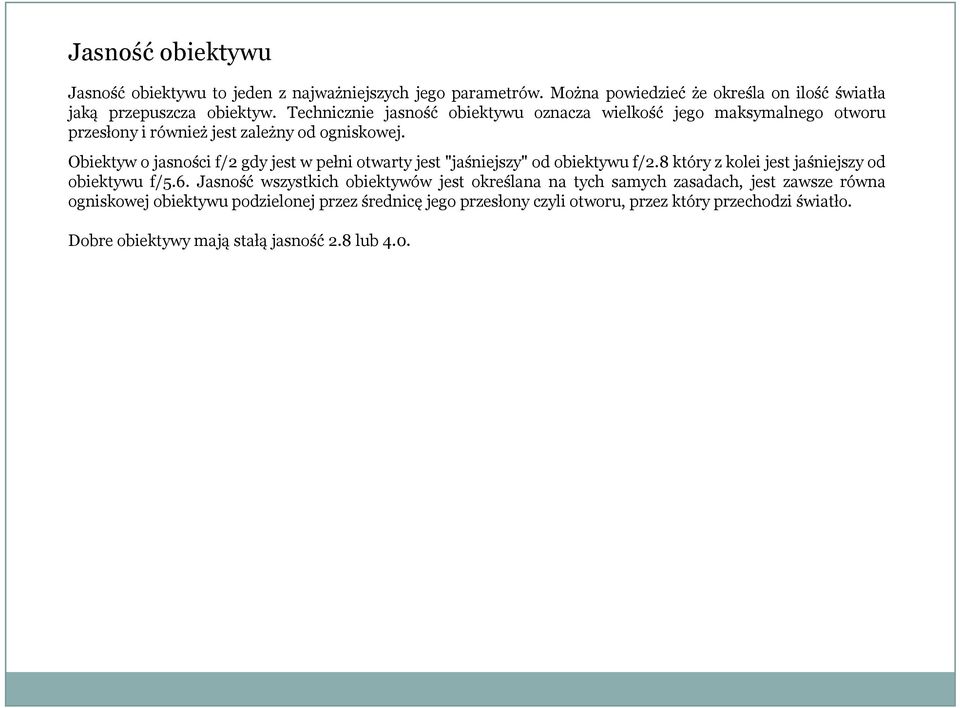 Obiektyw o jasności f/2 gdy jest w pełni otwarty jest "jaśniejszy" od obiektywu f/2.8 który z kolei jest jaśniejszy od obiektywu f/5.6.